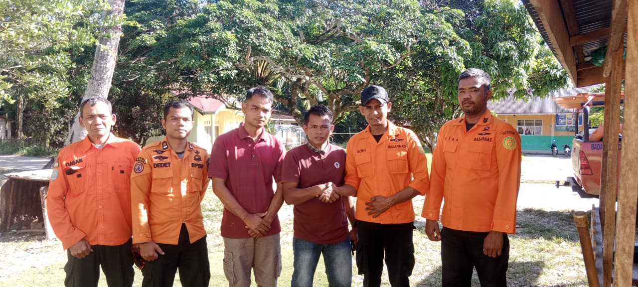 Rescuer Pos SAR 50 Kota Bersama tim SAR Gabungan evakuasi penembak ikan dalam kondisi meninggal dunia di Nagari Kapur IX