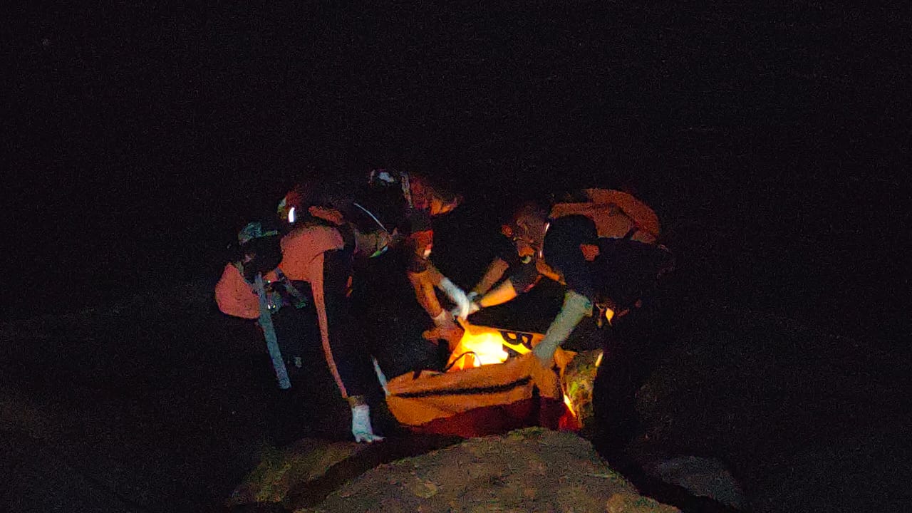 Tim SAR Gabungan mengevakuasi MR X dalam kondisi meninggal dunia di pantai pasir putih, kabupaten pesisir selatan